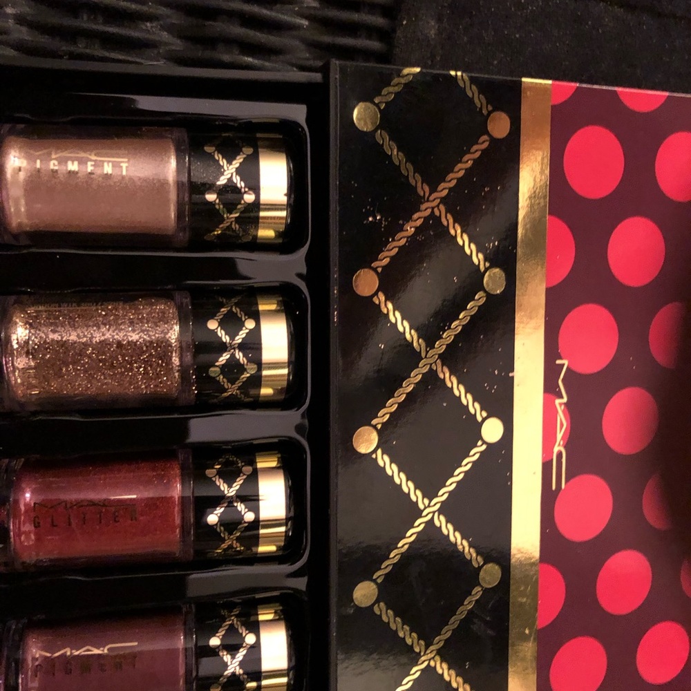 Eyeshadow - Picture 2 of 2